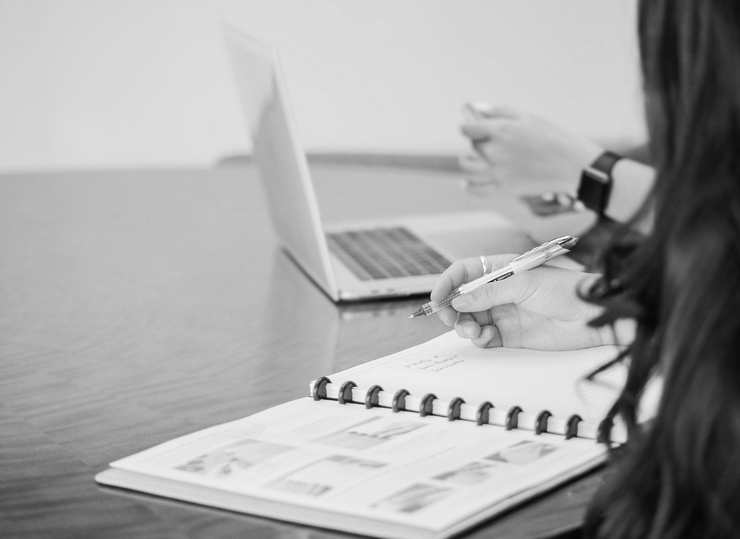 Personer der arbejder - vi giver dig indblik i regnskab